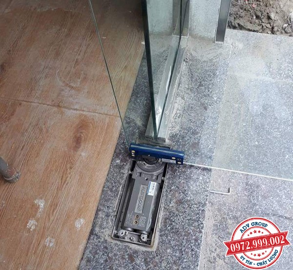 Báo giá thi công cửa kính cường lực đẹp giá rẻ 2020 3 cửa kính cường lực dùng bản lề sàn