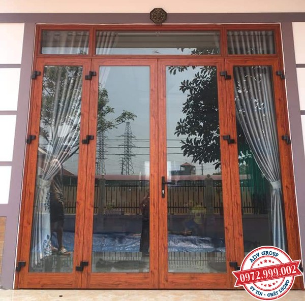 Cửa đi mở xoay nhôm Xingfa màu vân gỗ nhà Tân Phú