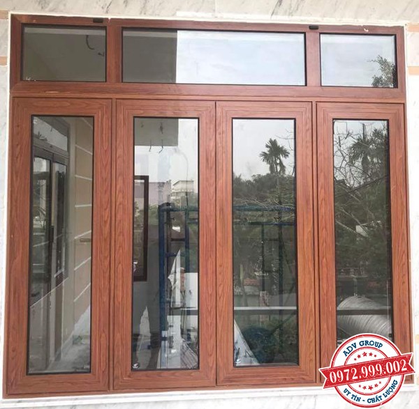 mẫu cửa nhôm xingfa vân gỗ nhà mặt tiền