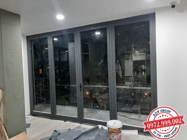 Cửa nhôm Xingfa mặt tiền lan can