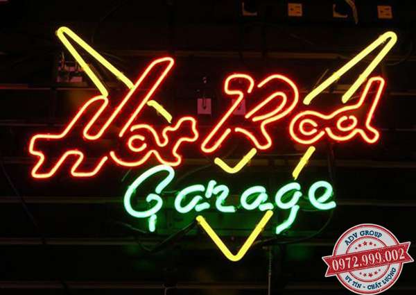 bảng hiệu đèn neon gây chú ý về đêm