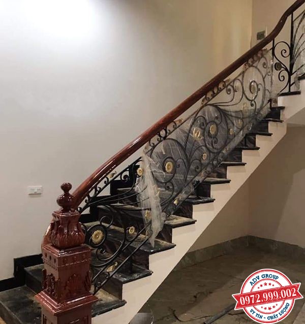TOP 33+ Mẫu cầu thang sắt mỹ thuật đẹp - Độc Đáo 11 11. Mẫu cầu thang sắt mỹ thuật nhà phố Bình phước