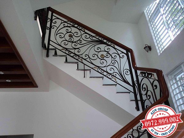 TOP 33+ Mẫu cầu thang sắt mỹ thuật đẹp - Độc Đáo 1 Cầu thang sắt mỹ thuật đẹp ở biệt thự