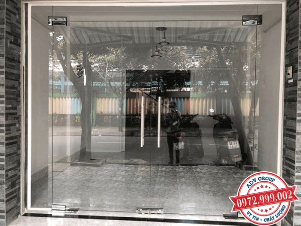 Báo giá thi công cửa kính cường lực đẹp giá rẻ 2020 4 Mẫu kính cường lực mở xoay