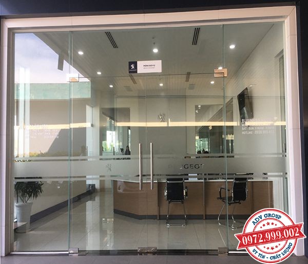 Báo giá thi công cửa kính cường lực đẹp giá rẻ 2020 5 cửa kính cường lực mở xoay đẹp