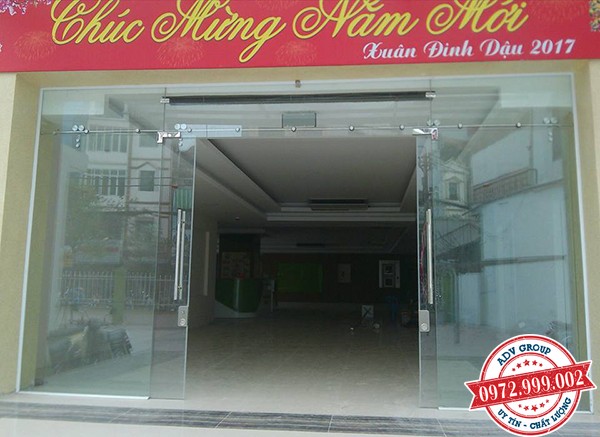 Báo giá thi công cửa kính cường lực đẹp giá rẻ 2020 25 Mẫu cửa kính cường lực lùa treo công ty