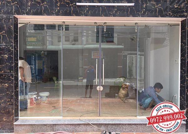 Báo giá thi công cửa kính cường lực đẹp giá rẻ 2020 26 Mẫu cửa kính cường lực mở lùa ray treo mặt tiền