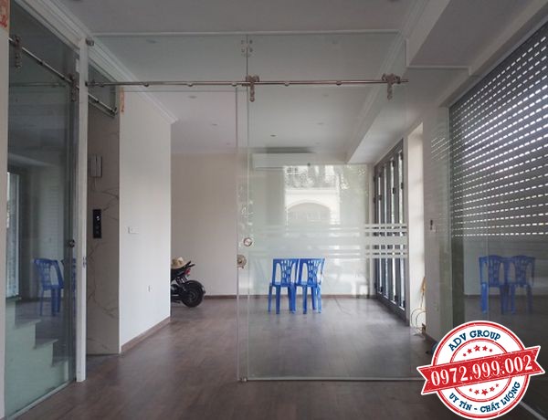 Báo giá thi công cửa kính cường lực đẹp giá rẻ 2020 27 Mẫu cửa kính cường lực mở lùa ray treo 1 cánh