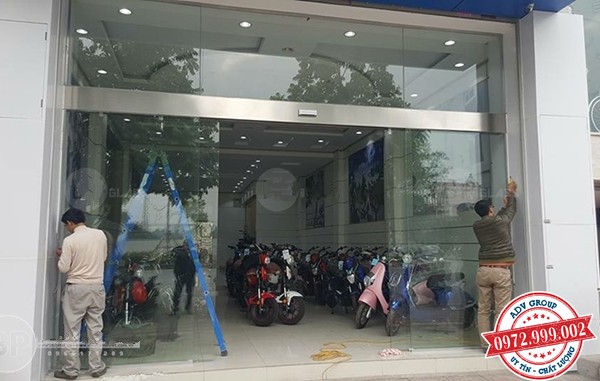 Báo giá thi công cửa kính cường lực đẹp giá rẻ 2020 30 cửa kính cường lực lùa tự động showroom
