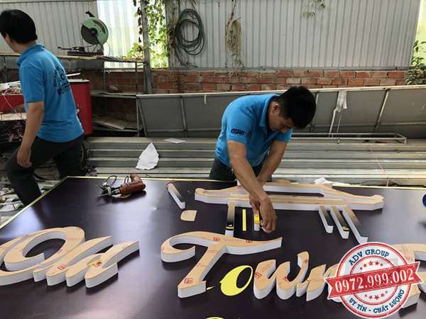 hinh anh thi cong bang hieu tại xưởng