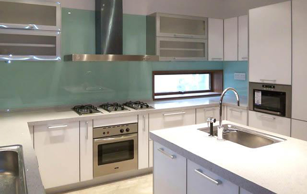 Báo giá kính ốp bếp, kính sơn màu, kính sơn 3D giá rẻ 2020 7 Kính ốp bếp màu xám nhạt