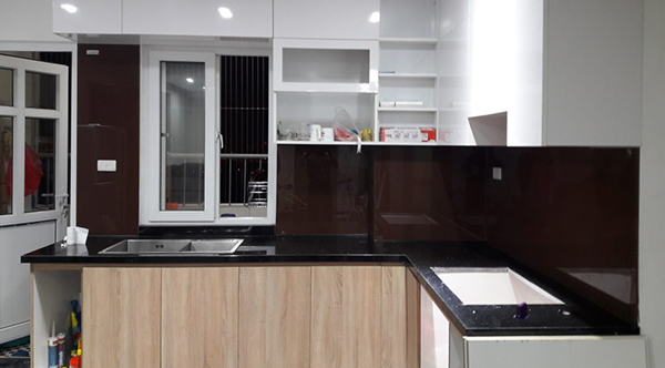 Báo giá thi công Kính ốp bếp - kính màu - Kính sơn chịu nhiệt rẻ đẹp 8 Kính ốp bếp màu nâu