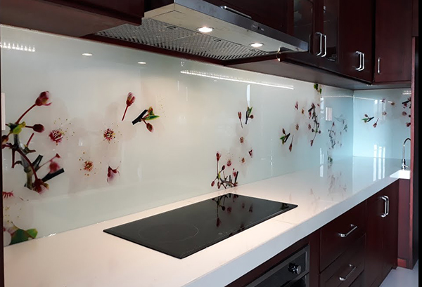 Báo giá kính ốp bếp, kính sơn màu, kính sơn 3D giá rẻ 2020 10 kính ốp bếp in 3D hoa nhẹ nhàng