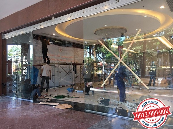 Thi công vách kính cường lực Showroom