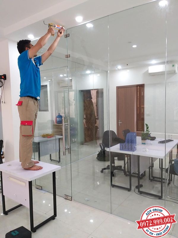 Thi công hoàn thiện đi keo vách kính
