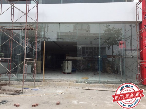 Thi công lắp đặt vách kính hãng xe hơi