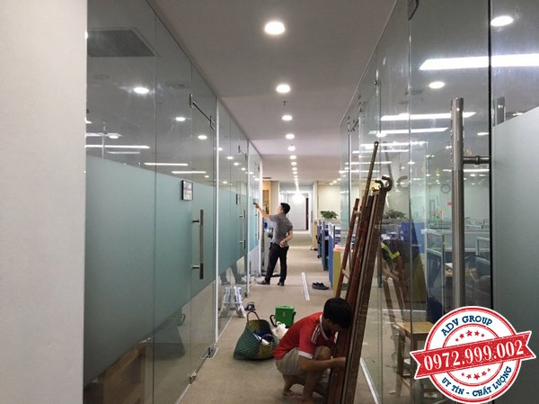 Thi công lắp đặt vách kính công ty trong Etown