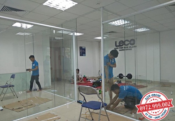 Thi công lắp đặt vách kính công ty Leco