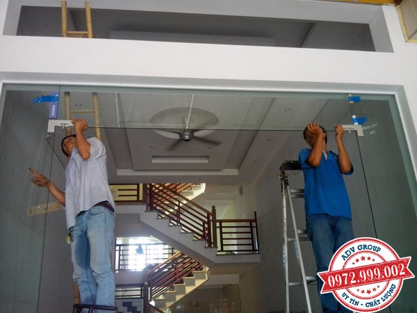 Thi công lắp đặt vách kính, cửa kính nhà