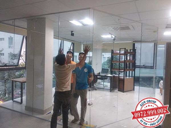 Thi công lắp đặt vách kính công ty