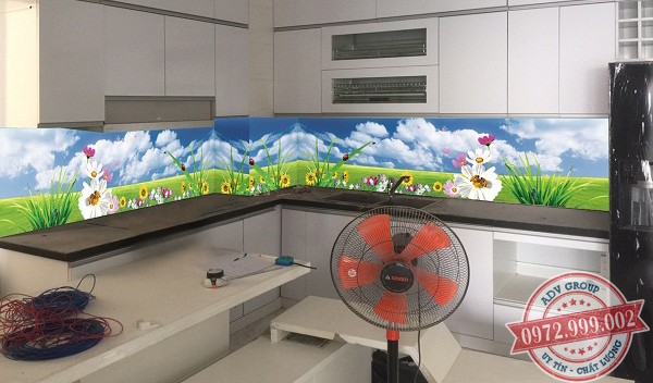 23. Mẫu kính ốp bếp In 3D hoa văn đẹp