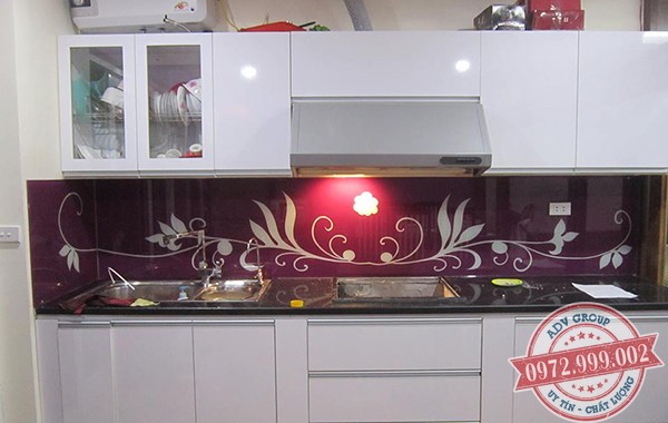 26. Mẫu kính ốp bếp In 3D hoa văn đẹp