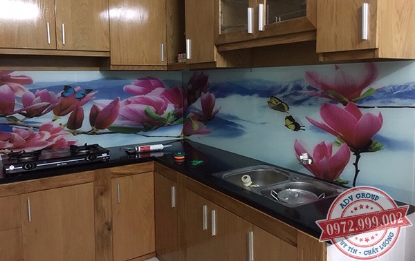 4. Mẫu kính ốp bếp In 3D hoa văn đẹp