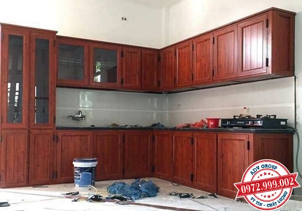 đang thi công tủ bếp nhôm kính