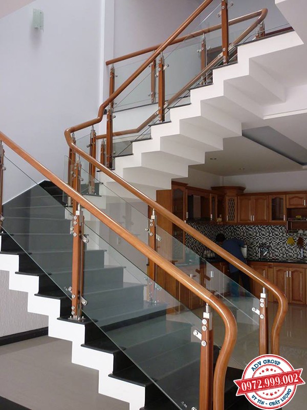 Báo giá thi công lắp đặt cầu thang ĐẸP giá rẻ 2020 9 Cầu thang kính cường lục tay vịn gỗ căm xe