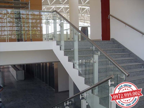 Báo giá thi công lắp đặt cầu thang ĐẸP giá rẻ 2020 4 Cầu thang kính cường lực tay vin inox tròn