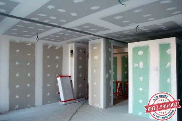 Báo giá thi công trần thạch cao đẹp - Giá rẻ Mới nhất 2020 46 đang trét bộ bã và chà trần thạch cao