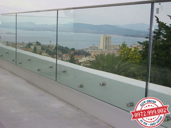TOP 39+ mẫu Lan can kính, sắt mỹ thuật, inox Đẹp giá rẻ 8 8. Mẫu lan can kính an toàn sân thượng ở khách sạn