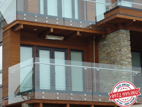 TOP 39+ mẫu Lan can kính, sắt mỹ thuật, inox Đẹp giá rẻ 4 4. Mẫu lan can kính ghép biệt thự bình Chánh