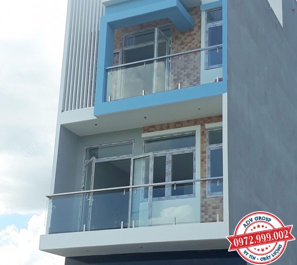 TOP 39+ mẫu Lan can kính, sắt mỹ thuật, inox Đẹp giá rẻ 14 14. Mẫu Lan can kính kết hợp với cửa nhôm xingfa nhập khẩu