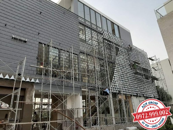 TOP 40+ Mẫu cửa kính cường lực đẹp, sang trọng nên xem 38 thi công hạng mục nhôm kính nhà Ngọc Trinh