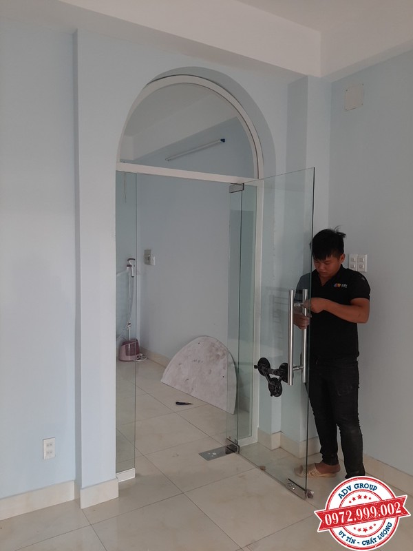 TOP 40+ Mẫu cửa kính cường lực đẹp, sang trọng nên xem 39 thi công cửa kính cường lực mở xoay