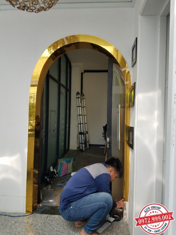 TOP 40+ Mẫu cửa kính cường lực đẹp, sang trọng nên xem 41 thi công cửa kính cường lực khung inox vàng