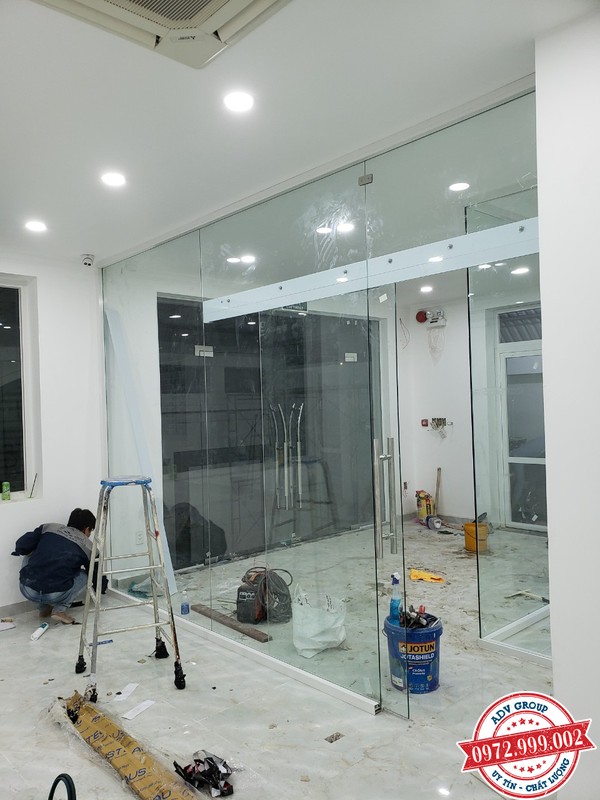TOP 40+ Mẫu cửa kính cường lực đẹp, sang trọng nên xem 44 thi công vách và cửa kính lùa văn phòng