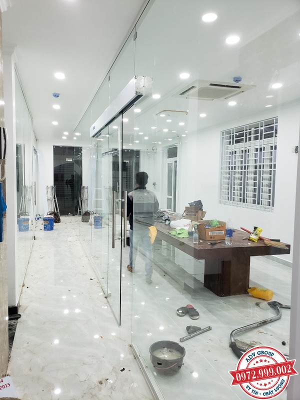 thi công cửa kính cường lực công ty