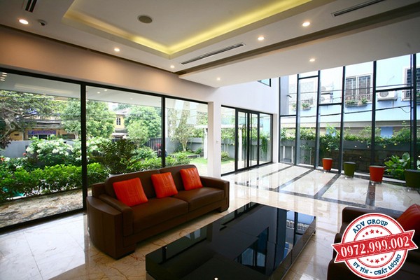 vách kính cường lực phòng khách tràn ngập ánh sáng