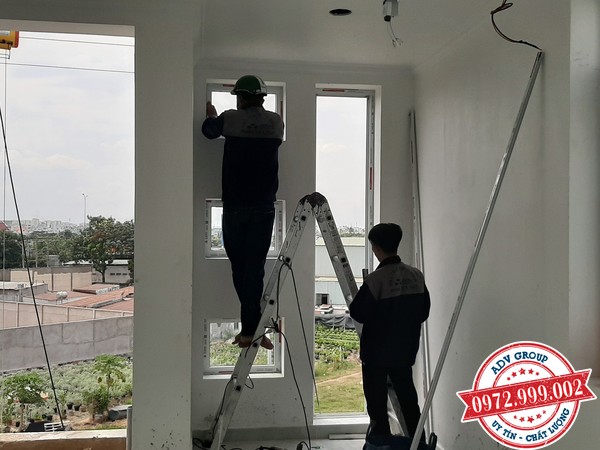 Hoàn thiện các ô nhôm xingfa và kính