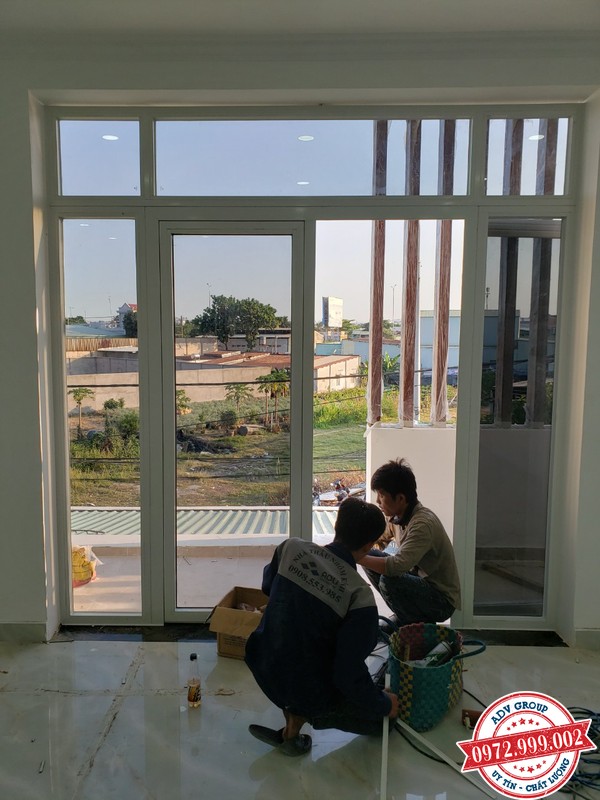 hoàn thiện vệ sinh bàn giao cửa nhôm xingfa kính an toàn