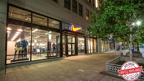 Vách kính cường lực mặt tiền showroom Nike