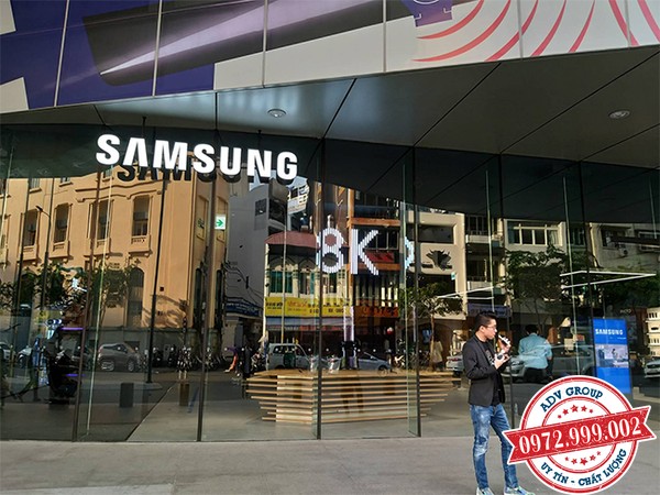 Vách kính cường lực mặt tiền cửa hàng samsung