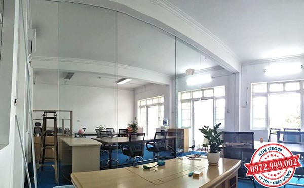 Vách kính văn phòng đẹp, giá rẻ