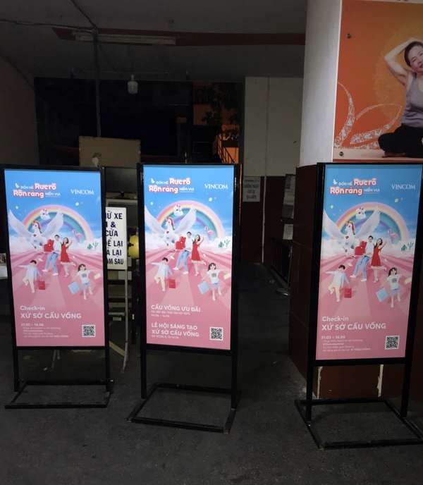 standee sắt trong vincom