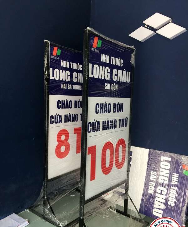 standee chân x