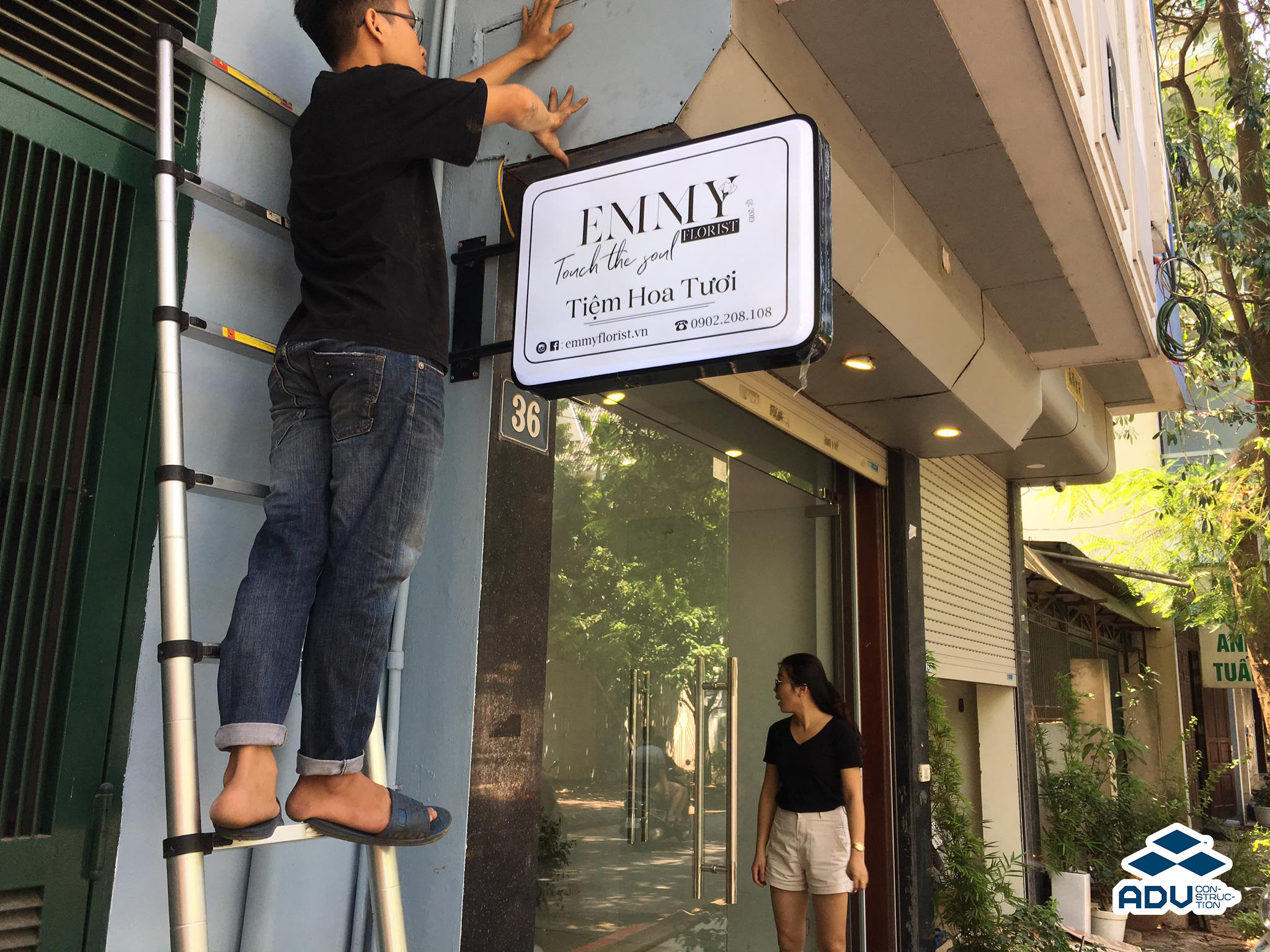 Lắp đặt biển vẫy hộp đèn cho cửa hàng