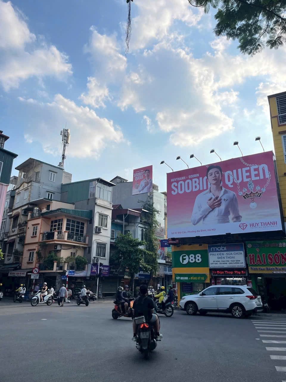 thi-cong-pano-chuyen-nghiep.jpg:Hình ảnh thể hiện đội ngũ kỹ thuật viên đang tiến hành thi công pano quảng cáo khổ lớn, đảm bảo độ chính xác và an toàn tuyệt đối theo tiêu chuẩn kỹ thuật.