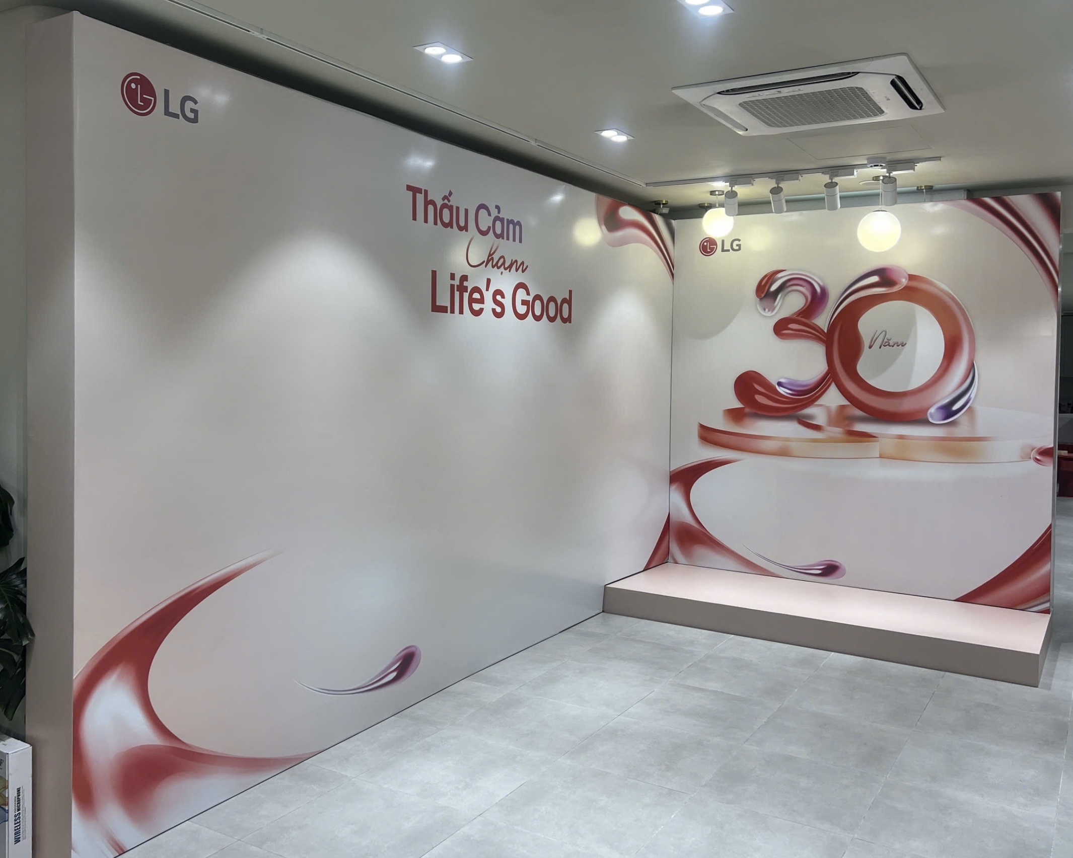 Booth MDF dán decal sang trọng, thi công bởi ADV tại phường Bàn Cờ, thiết kế hiện đại, bền chắc, phù hợp sự kiện và trưng bày sản phẩm.